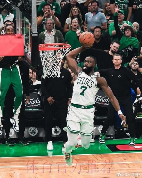 杰伦-布朗翻身跳投弹出篮框,凯尔特人103-104不敌活塞 杰伦-布朗翻身跳投弹出篮框,凯尔特人103-104不敌活塞